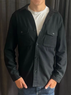 Svart overshirt Medium - Svart Overshirt från H&M  Nypris: 600kr Storlek: M Skick: 8,5 (Pris kan diskuteras vid snabb affär)  Kontakta om ni har frågor!