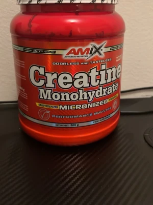 Amix Creatine Monohydrate 500g - Kreatin Monohydrat från Amix i en röd plastburk på 500g. Smaklös och luktfri, mikroniserad för bättre upptag. Perfekt för dig som tränar och vill boosta din prestation. Kommer i en praktisk burk med tydlig etikett.