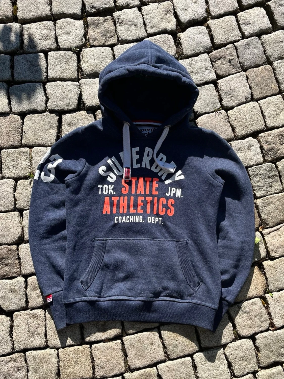 Mörkblå Superdry hoodie med tryck