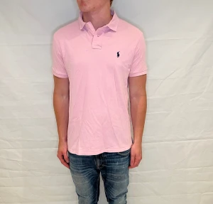Polo Ralph Lauren Slim Fit Polo Pink Men's - Rosa Slim Fit pikétröja i 100% bomull. Begagnad i mycket gott skick.