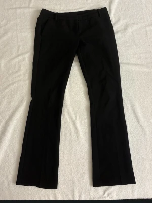 Svarta klassiska kostymbyxor - Snygga kostymbyxor från bikbok i modellen petit vera 🥰 en knapp har åkt av men de inget probelm man kan fortfarande knäppa dem 😋🫶