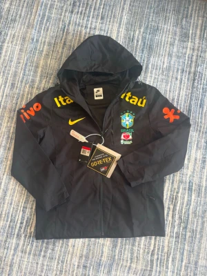 Svart Brasil vindjacka S - Svart Brazil windbreaker I perfect skick. Står L men sitter som S  Axelbredd: 45cm Längden från axeln neråt: 62cm Arm längd från axeln till kanten: 57cm