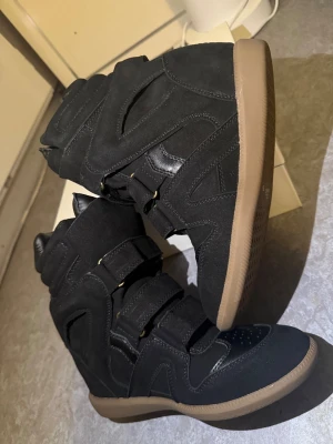 💜 Isabel Marant 37 EU Beckett Wedge Skor Heel Högklackat 36 - Säljer helt marants nya svarta wedge i beckett modellen, för höst och sommar🌞💜😃  10/10 skick, helt nya ~  Kartong och skor kommer, skriv eller bud till mig så svarar jag ‼️!  vi kan lösa det 🤩✨️  Först till kvarn, skickar imorgon!! 😄‼️  Först till kvarn såklart ;) ~