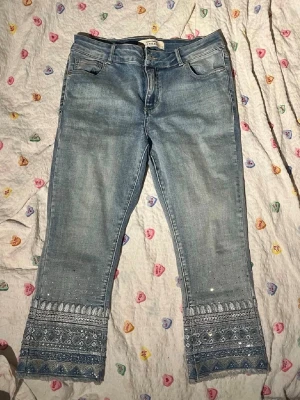 Lågmidjade capri jeans - Unika Capri-jeans som är skinny. Strl 38, superfina detaljer på benen och de är lågmidjade