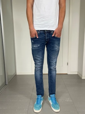 Dondup George Jeans  - Säljer dessa riktigt snygga Dondup Jeans i den nya Moddelen med snygga slitningar i populär design, storlek 32 med mått ca 38 o 100 cm. skriv för fler bilder/frågor🙌🏼