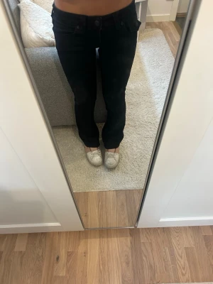 Svarta True Religion bootcut jeans - Säljer dessa svarta true religion jeans då de inte kommer till användning. Det är storlek w23 men de är uppsydda så att de passar mig som är 152 cm!💕kan sänka priset!