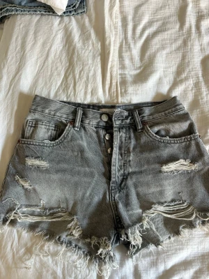 Gråa slitna jeansshorts från Zara - Säljer ett par gråa jeansshorts från Zara 