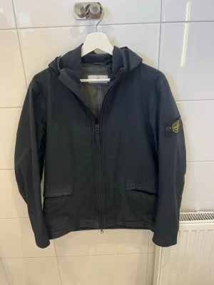 Stone Island Windbreaker - Windbreaker från stone Island med märket på armen, Goretex material som är väldigt tålig! Kan gå ner i pris vid snabbaffär!