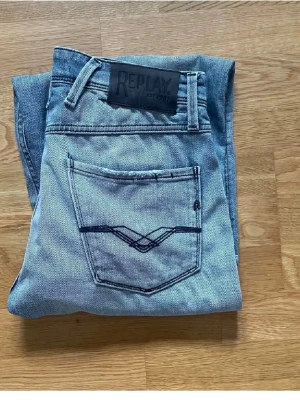 Ljusblå jeans från Replay - Säljer ett par ljusblå jeans från Replay 