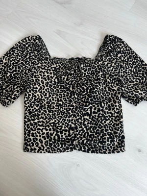 Leopardmönstrad topp med puffärm - Snygg croppad topp i leopardmönster med puffärmar och knyt framtill. Toppen har en fyrkantig ringning och är i ett mjukt, stretchigt material som känns bekvämt mot huden. Går att bära offshoulder 😍