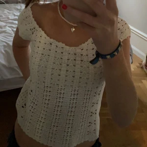 Stickad tröja  - Säljer nu min sjukt snygga stickade topp. Lappen finns tyvärr inte kvar och vet därmed inte storleken men skulle säga att de är en typisk S.  !!Buda privat!!