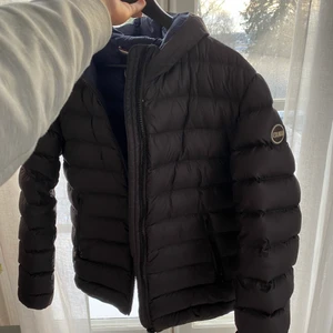 Colmar Jacka - Säljer en snygg Colmar Jacka jag köpte i vintras. Minimalt använd, inga tecken på användning. Inga hål, inga fläckar allmänt nyskick! Storlek XS/S. Funkar på både tjej & kille men det är herrmodell! Nypris ca 4000kr