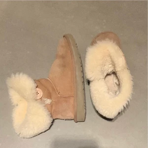 Ugg skor - Säljer mina Ugg skor i färgen chestnut som tyvärr är för små. I jättebra skick förutom en liten uppriven söm men inga stora fläckar eller märken och bara använda några gånger. ⚠️Inte mini uggs⚠️