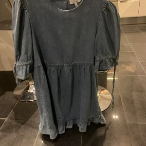 Jeansklänning - Säljer denna SÅ söta jeansklänning från and other stories! Så somrig och så härlig! 