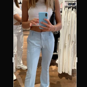 Kostymbyxor - Säljer mina as snygga kostymbyxor. Super snygg till sommaren!! Lågmidjade. Säljer då de ej används längre. Hör av er vid fler frågor. Frakten ingår inte i priset. Är fler intresserade blir de budgivning