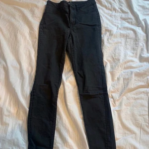 Skinny jeans  - Säljer ett par skinny jeans i stl 34, helt okej skick lite blekta i tvätten så dom är åt det gråa hållet,40kr+frakt💕