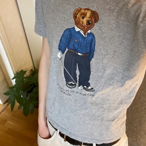 Polo Bear T shirt - Dunder facking polo bear tisha. Sätt på Graduation av Kanye släng på dig dina Bape skor och sätt på dig denhär tishan och försök säga till mig att du inte känner dig gangster. 