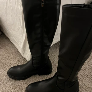 STÖVLAR - svin snygga och bekväma stövlar som jag köpt för ett tag sen men inte använt🥰 frakten är 66kr, storlek 38 