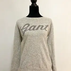 Äkta Gant grå stickad tröja. Köpt på Gant för 3 år sedan, har kommit till användning 1 gång och säljs pågrund av att den är för liten. Den är i nyskick och är väldigt fin. Säljs för 399kr