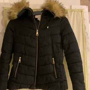 Svart dun jacka  - Fin jacka i bra skick. Svart med guldiga detaljer från Alice och Belle shoes! Fake päls