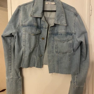 Jeansjacka från NAKD  - Snygg lite croppad jeansjacka från NAKD, strl 38