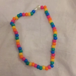 Regnbågs halsband ❤️🧡 - Säljer detta super fina regnbågs halsband har gjort själv jag säljer det för 20kr plus frakt 🛍🤘💓åker bilder skickas privat kontakta om du är inteserrad💞🛍