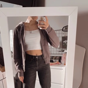 Hoodie med dragkedja  - Säljer en mörk pastell lila hoodie med dragkedja från H&M för 100 + 20kr frakt (om man vill mötas upp så räknas inte frakten)