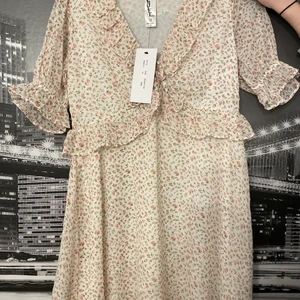 Klänning från ASOS - Blommig klänning från ASOS i storlek M men sitter som en S. Aldrig använd och prislappen sitter kvar!