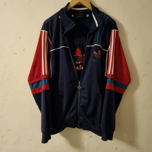Vintage Adidas Jumper - häftigt vintage Adidas jumper i bra skick, köpt på second hand. fungerande dragkedjor och inga trasiga sömmar, märks att den inte är helt ny men inga fläckar eller andra defekter. oversized och mysig att använda. 46cm bred i axlar och 72cm lång