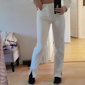 Perfekt vita raka jeans! Endast använda en gång, helt som nya! Storlek 34. Jag är 167, de går ned till marken