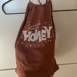 Brun söt tröja - Brun tröja med öppen rygg och tryck fram från SHEIN. Alla pärlor från trycker är kvar (aldrig använd). 🤍