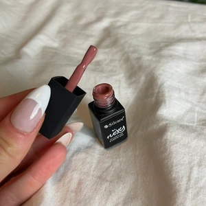 Brunt gel lack - Brunt gel lack, den färgen jag har på mina naglar på bild 2. Använd 1 gång så helt ny. Nypris 100 kr 💚💚 säljer massa andra nagel saker så in och titta mina andra annonser 💚💚 💗 ger rabatt vid köp av flera produkter 💗