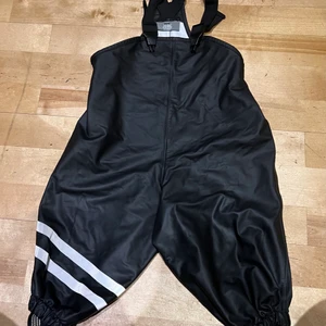 Regnbyxor/ galonbyxor  - Regn-/galonbyxor från Lindex. Färg -svart. Storlek 80. Bra begagnat skick 