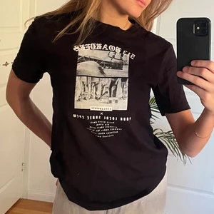 Graphic Tee - Fin helt oanvänd Graphic Tee, okänt märke. Väldigt skönt material! 🎸❣️