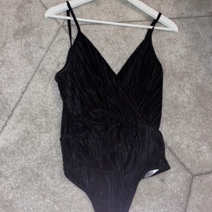 Tröja  - Svart body från bikbok. Storlek L. Använd en gång. Bra skick 