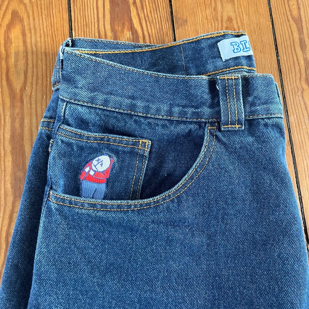 Säljer ett par byxor då jag tycker de är lite för stora för mig🙏 Är 175cm lång och de är i storlek S. Det är svinbra kvalitet på dessa byxor och just dessa har jag inte använt mycket så de är nästan i nyskick! Köpte för 1299kr på Junkyard. . Jeans & Byxor.