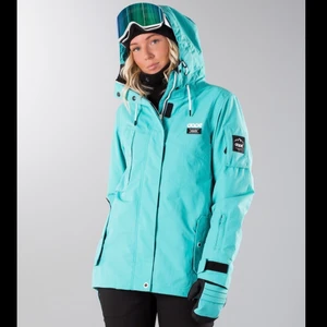 Jacka+vantar - Unisex skid/snowboard jacka och matchande vantar från dope, köpta 2019 och finns inte kvar att köpa någonstans. Använda men inga defekter! Jackan är varm och brukar funka med en fleece under, vantarna är i neopren material och är också väldigt varma! Har många fickor, luftfickor, innerficka, stor luva som går att ha över hjälmen. Kan skicka fler bilder vid förfrågan. Originalpris för båda: 2400. Frakt tillkommer. Obs de säljs inte separat! 💕