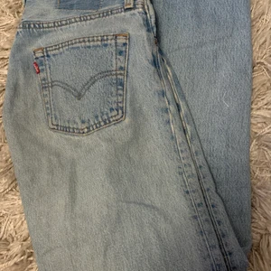 Levis jenas! - Hej, köpte dessa jenas här på plick men får ingen användning av dem. Dem är uppskattade till storlek S och är medelhöga i midjan.
