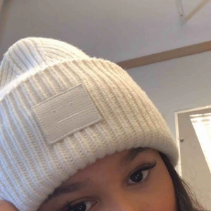 Acne mössa - !Första bild är lånad! Säljer min helt oanvända acnemössa med lapparna kvar. Orginalpris 1200kr. Om flera är intresserade blir det budgivning. 