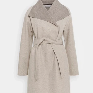 Kappa - Säljer min beiga/gråa kappa från Nelly, de är inga noppor och knappt använd! Den är väldigt skön och fin i kvaliten!