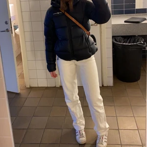 Vita jeans - Vita jeans från weekday i modellen row. Högmidjade med fin passform. Jeansen lägger sig över skorna på mig som är 170cm. Sparsamt använda. Vid frågor, skriv till mig privat❤️