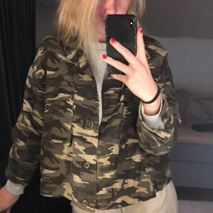 jeansjacka  - jacka från junkyard med militärmönster. Skitsnygg nu till våren. Strl S, köparen står för frakten! (frakten kan självklart diskuteras)