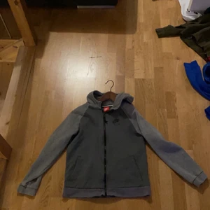 Nike hoodie - Cond 6/10 lite hål längst nere vid armarna