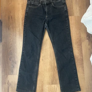 Lågmidjade jeans - Superfina lågmidjade jeans, storlek står ej men passar ganska bra på 34 o skulle tro ungefär 36