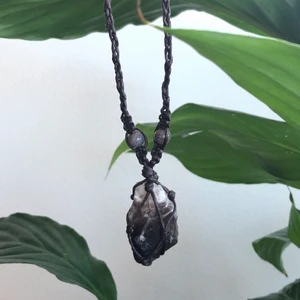 Ametist chevron halsband  - Handgjort makramé halsband gjort av brun vaxad bomullstråd, Ametist Chevron och Botswana agat. Halsbandet är i ny design och knäppbart. Alla kristaller jag säljer är äkta. Har du några frågor så får du gärna skriva till mig privat. Frakt: 12kr 🦋