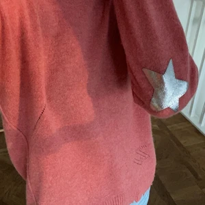 Stjärntröja - INTRESSEKOLL på denna korallfärgade 100% Kashmir tröjan från Zadig&Voltaire. Nypris tror jag var ca 3000, endast använd några få gånger så väldigt bra skick❣️❣️