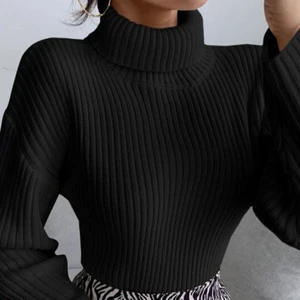 Stickad tröja-svart - Jätte fin stickad polo tröja. Endast använd 1-3 gånger. Skön material & inte alls stickig