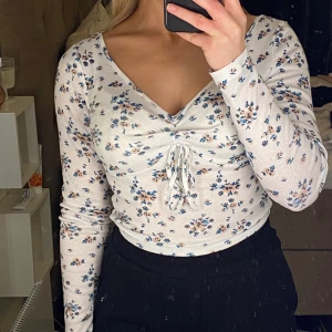 Sommar topp - Säljer denna super söta toppen då den inte längre kommer till användning. Är i väldigt gott skick!💜