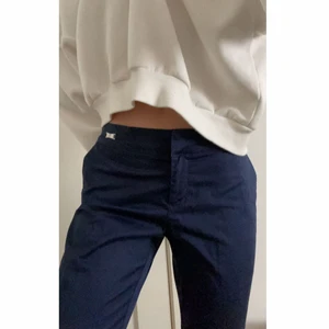 Marinblå kostymbyxor  - Säljer mina lågmidjade raka kostymbyxor i marinblå storlek 36. Bara att skriva om ni vill ha fler bilder på dom! Jätte fint skick💞