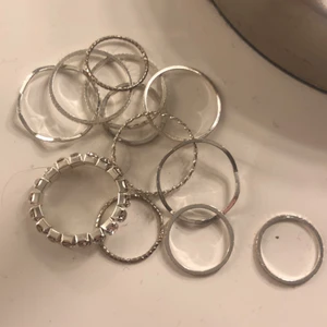 Ringar - Ringar som knappt är använda! Ringen på andra bilden är aldrig använd och nypris kosta 99kr! 14 st ringar!